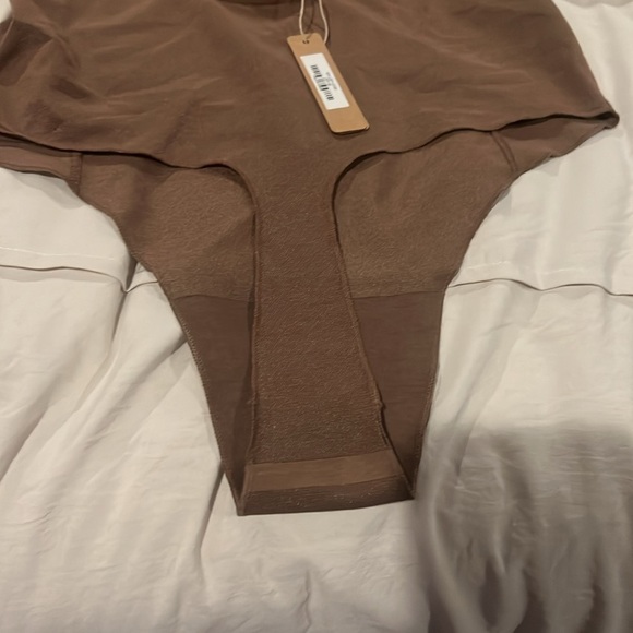 Skims Sheer Sculpting Bodysuit - Picture 5 of 6